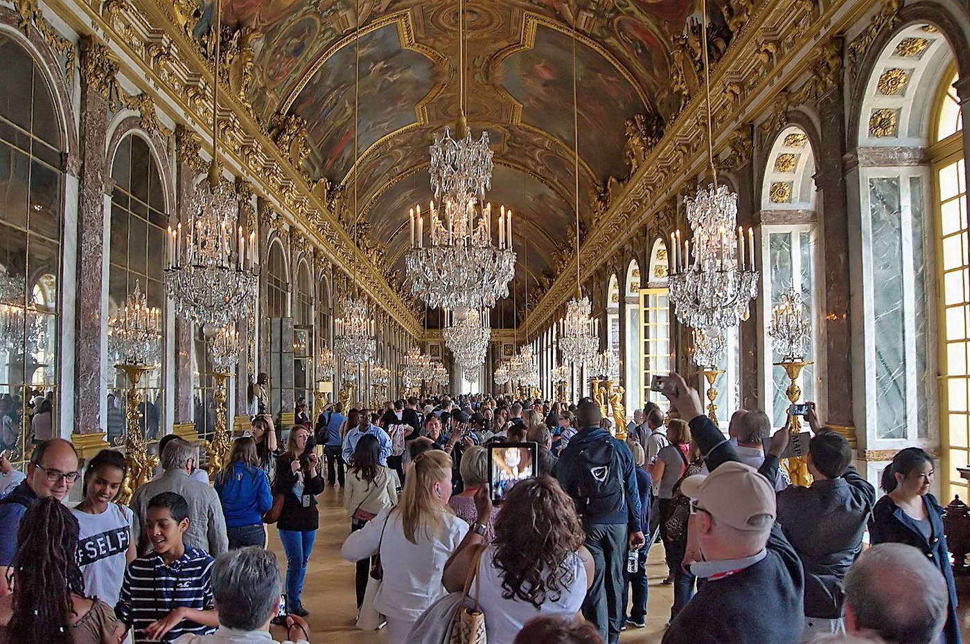 Версаль видео. Версальский дворец Версаль Франция. Версальский дворец пригород Парижа Франция. Версаль музей в Париже. Зеркальная галерея Версальского дворца.