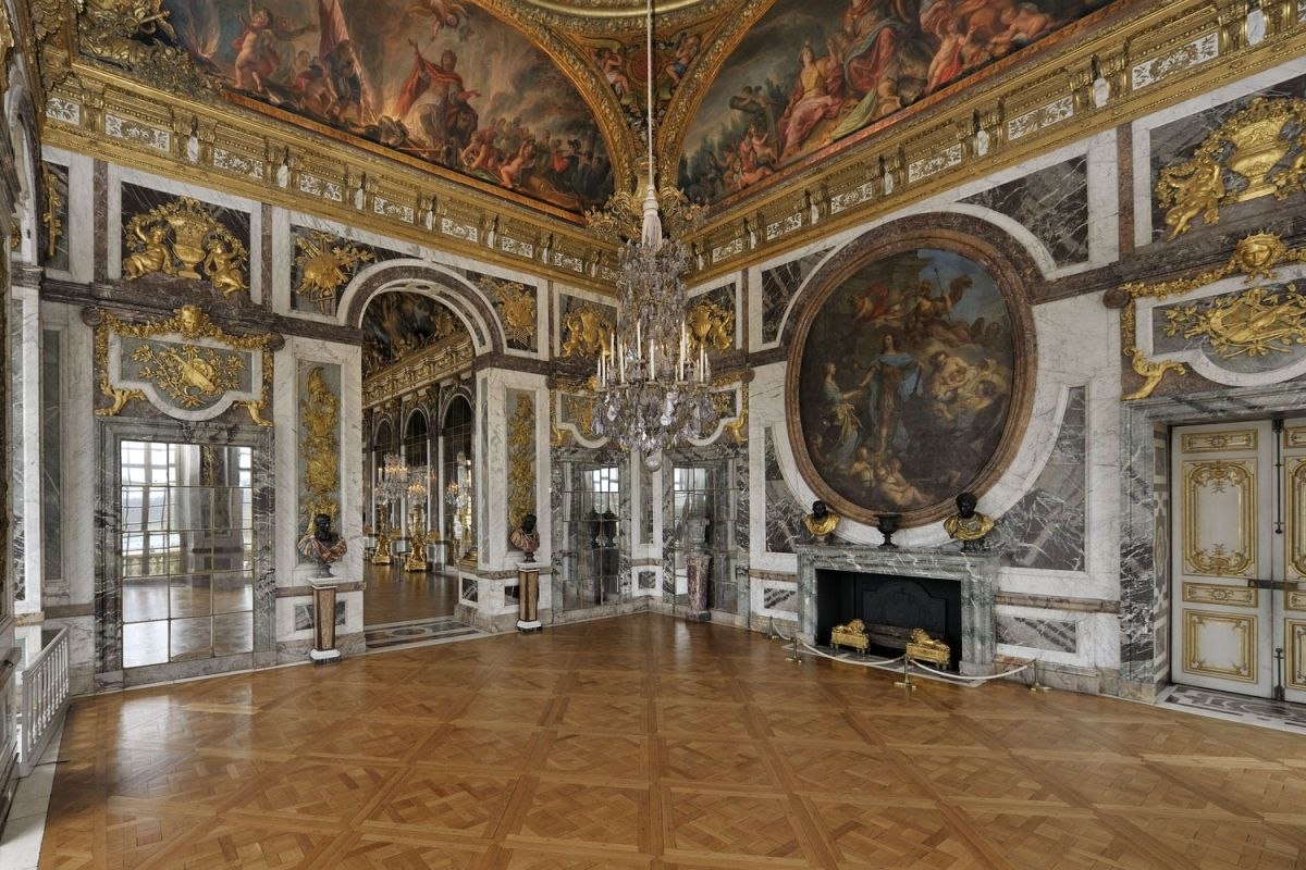 Галереи версаля. Версаль зеркальная галерея Версальского дворца. Франция Версальский дворец внутри. Версальский дворец внутри зеркальная галерея.