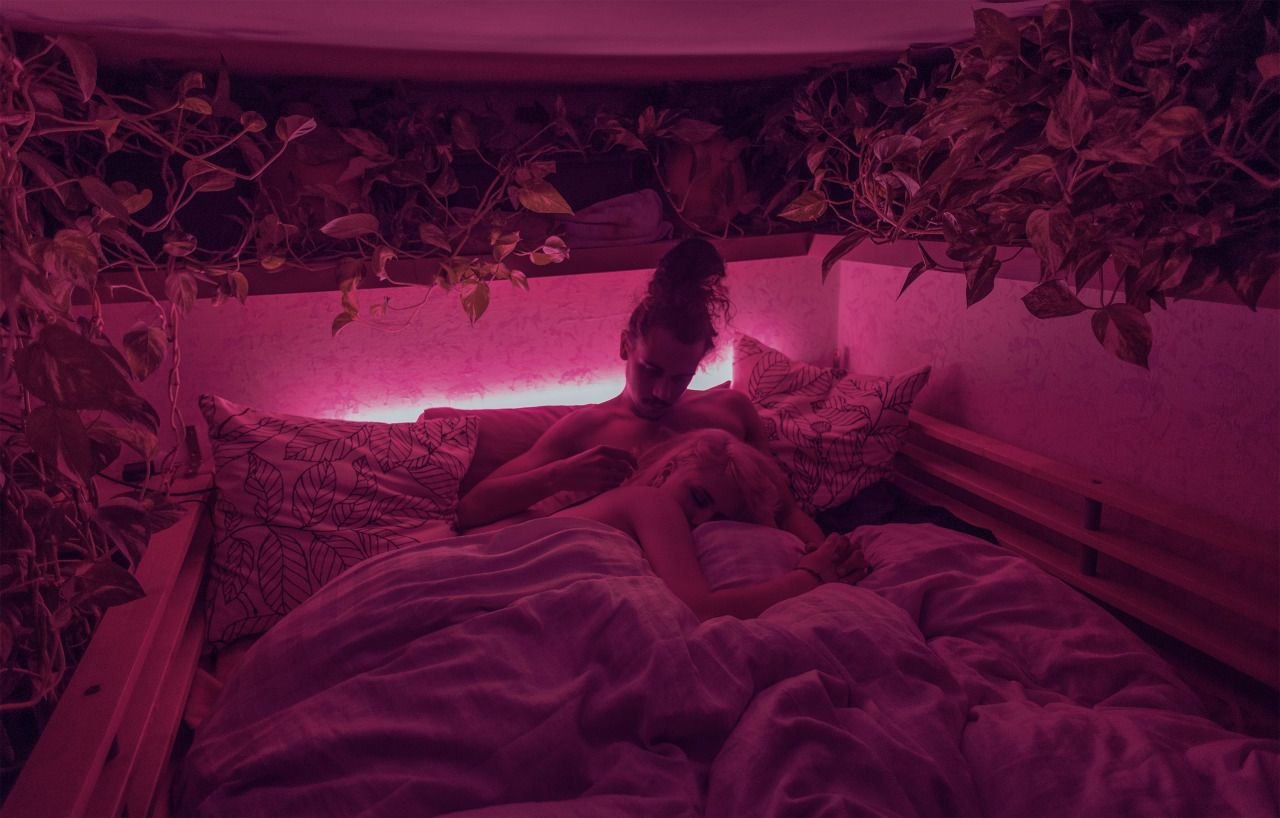 Бордель кровати. Розовая комната Эстетика ночью. Кровать ночью. Комната спальня Эстетика. Постель ночью.