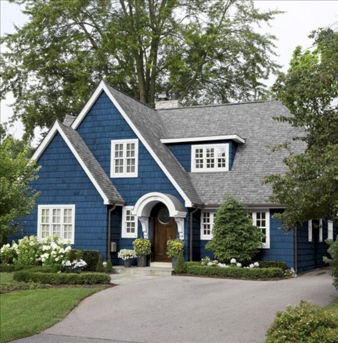 Красивый синий дом. Кейп код стиль в архитектуре. Дом с синим фасадом. Серо голубой дом. Голубой домик.