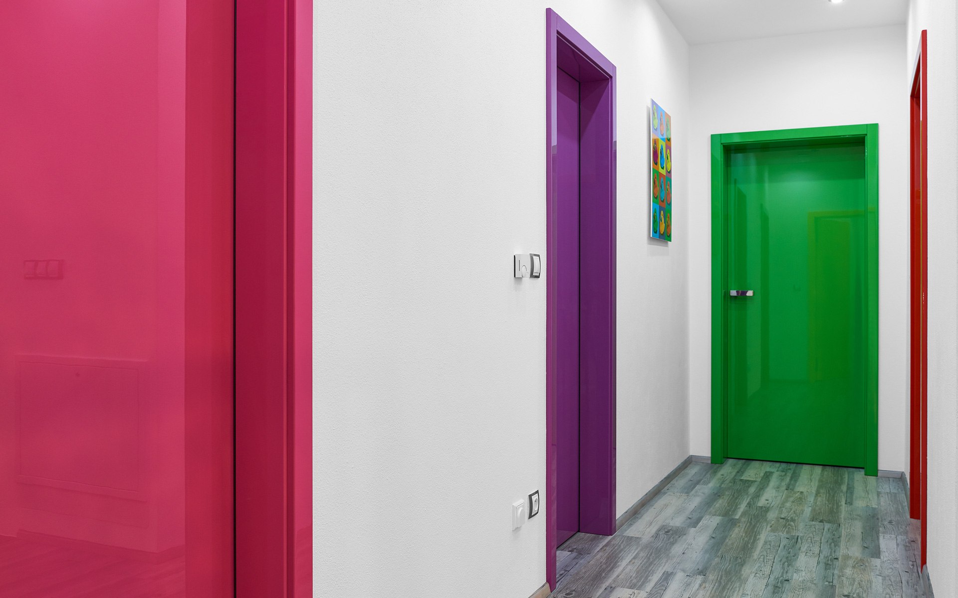 На покраску коридоров использовали 14 банок. Разноцветные двери. Разноцветные двери в интерьере. Яркие двери. Цветные межкомнатные двери в интерьере.