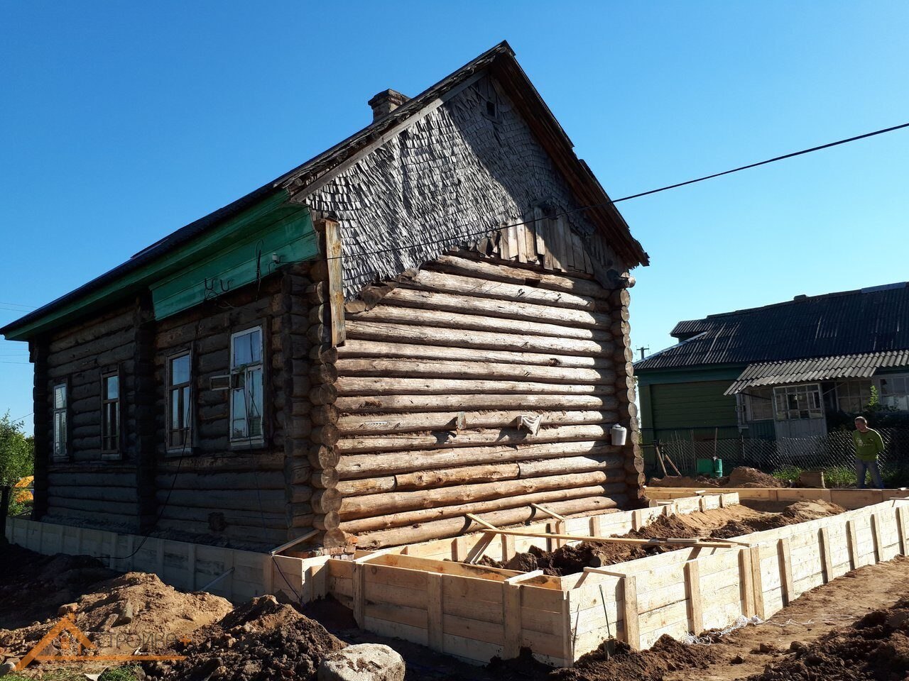 Фото старые дома до и после. Реконструкция старых домов. Реконструкция старого деревянного дома. Реконструкция старых деревянных домов. Реконструированный старый деревянный дом.