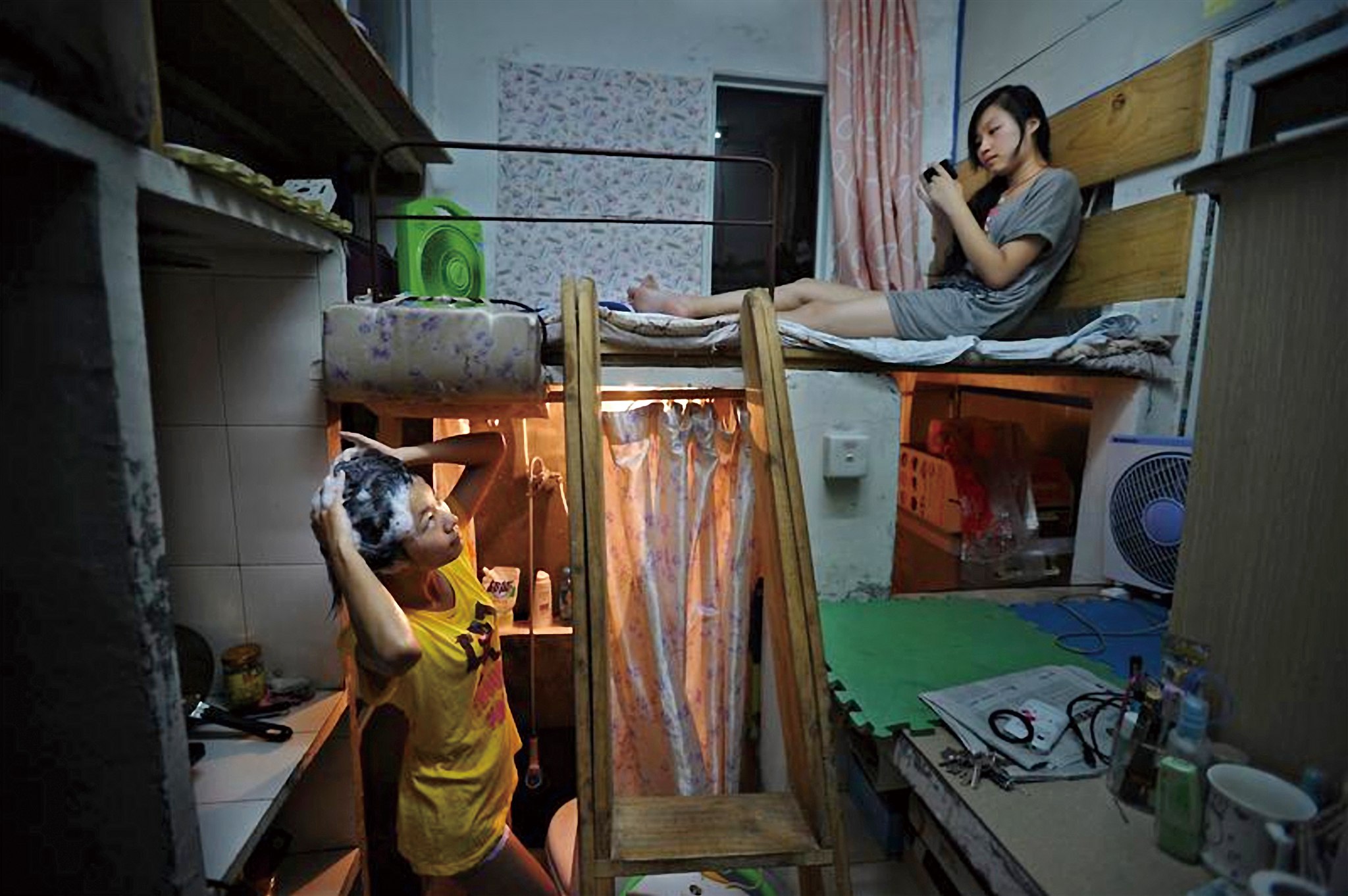 Девушки живут в общежитии. Маленькие квартиры в Китае. Крохотные квартиры в Китае. Китайские малогабаритные квартиры. Квартиры китайцев маленькие.