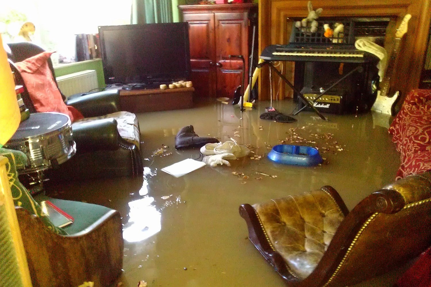 Затопление квартиры судебная. Квартира после затопления. Затопило квартиру. Квартира после потопа. Осушение помещений после затопления.