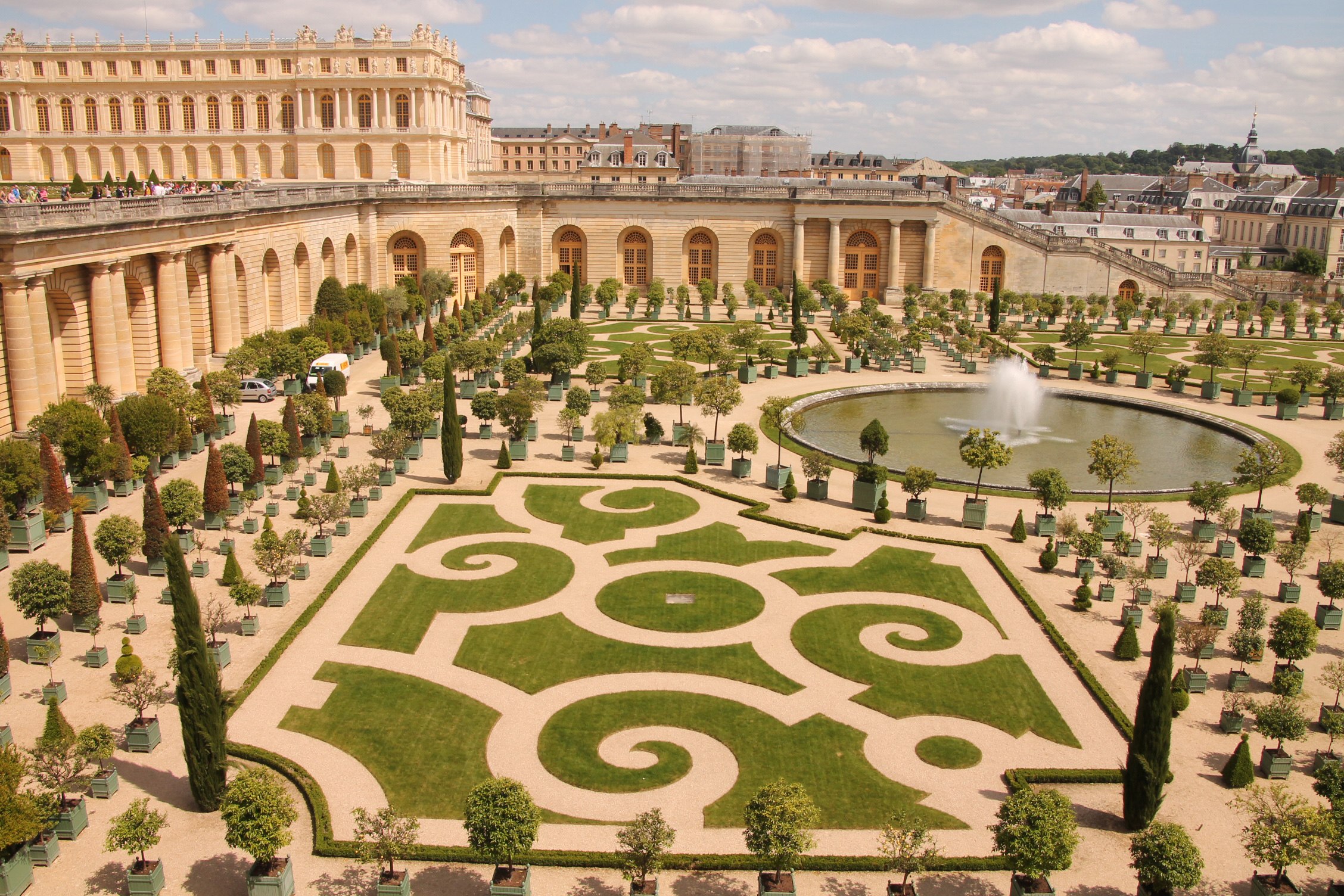Французский версаль. Версаль дворец Франция. Версальский парк в Версальском Дворце. Королевский дворец в Версале. Дворец и парк в Версале Франция.