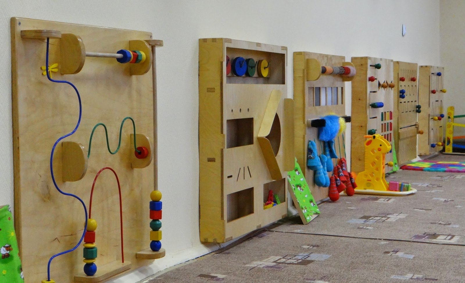Тактильная зона. Оборудование для детского сада. Развивающая стена в детском саду. Игровое оборудование для детских садов. Тактильное оборудование для детских садов.