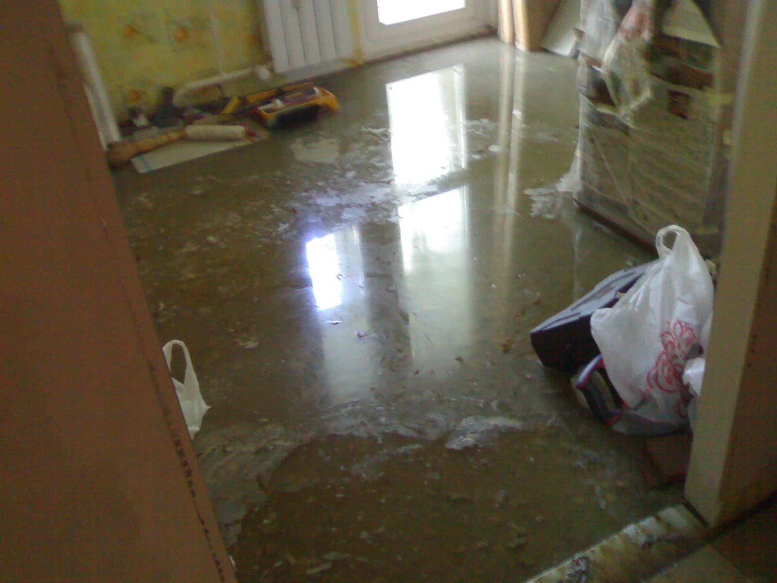 Холодильник после затопления. Затопило квартиру. Прорвалоттрубу в квартире. Потоп в квартире. Последствия затопления квартиры.