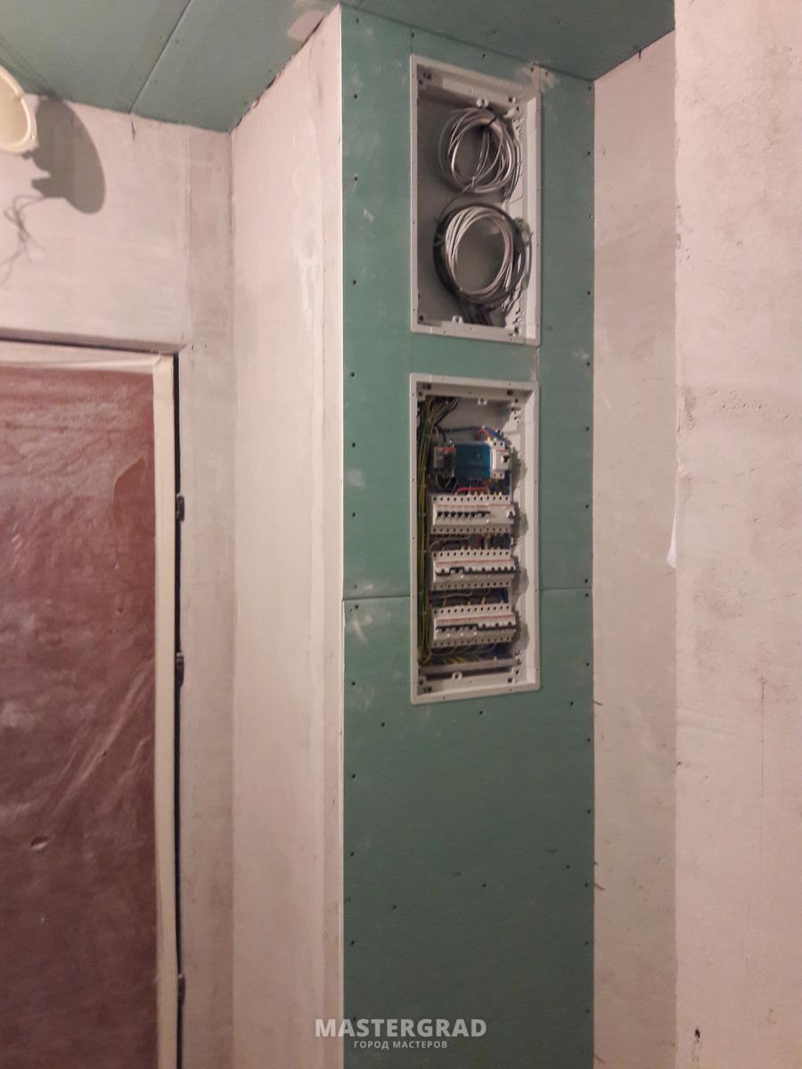 Электрощиток за зеркалом