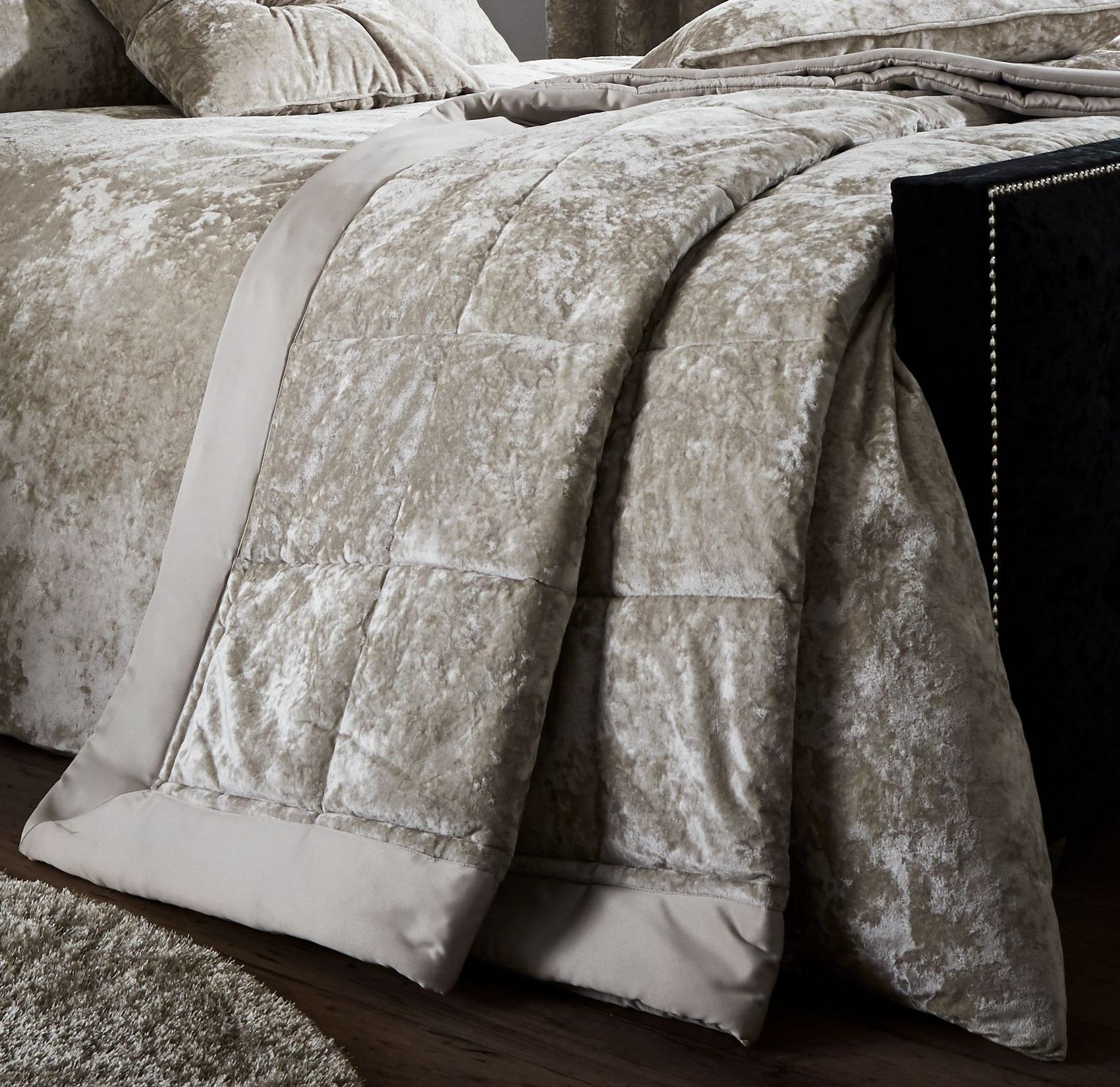 Покрывало на кровать велюр. Silver Grey crushed Velvet Bedspread. Плед Arya Velvet Bedspread. Стеганое покрывало Queen 230x200. Велюровые покрывала на кровать.