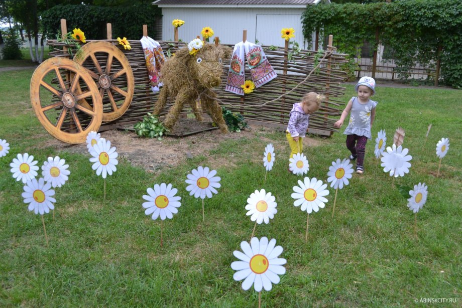 Фотозона с ромашками