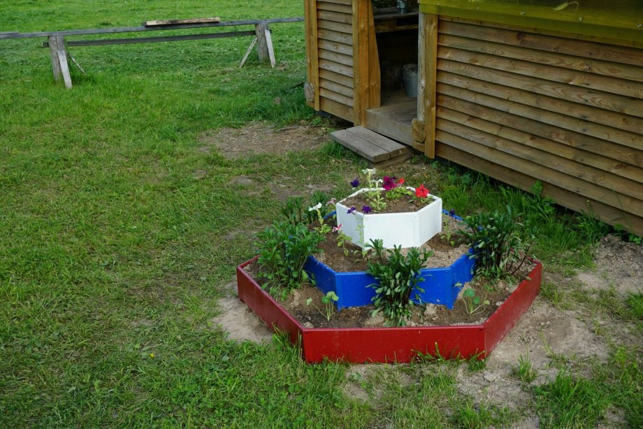 Клумба из кирпича