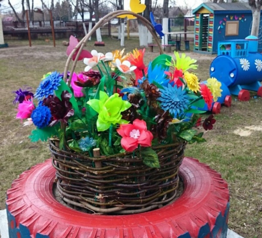 Украшение клумб пластиковыми бутылками