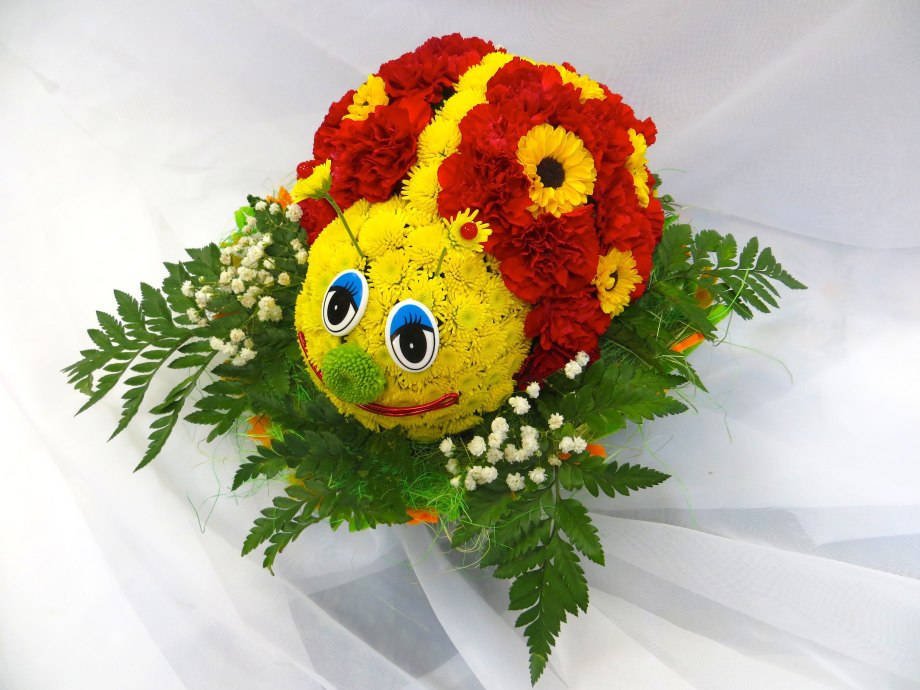 Божья коровка из цветов живых
