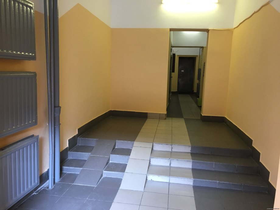 Персиковые стены в подъезде