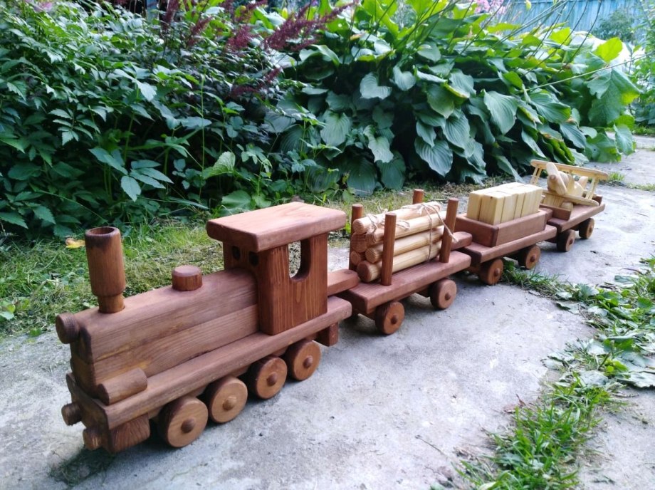 Деревянный паровозик клумба
