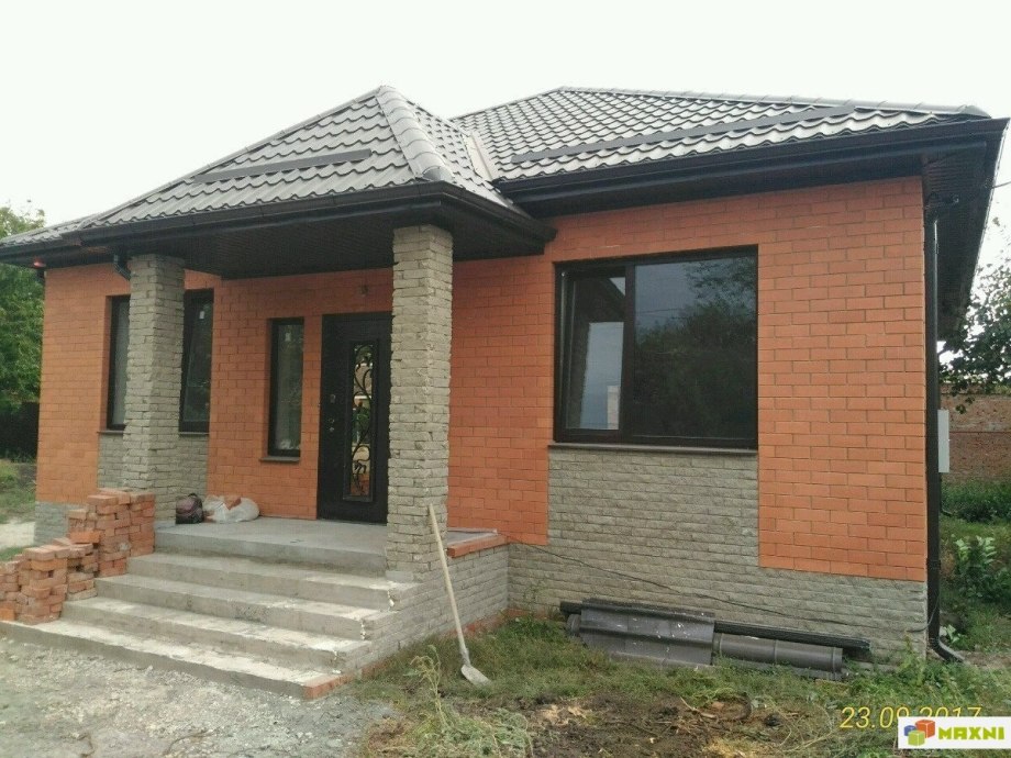 Одноэтажный дом с крыльцом