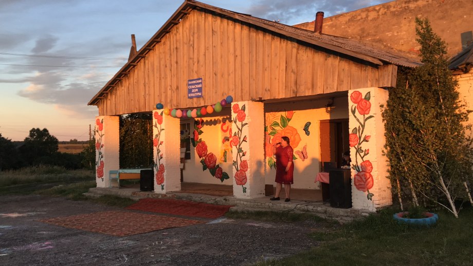 Украшение зала на Масленицу в ДОУ