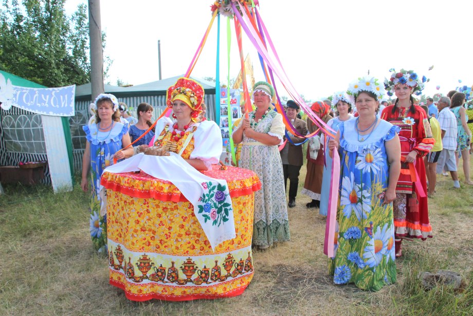 Украсить сцену