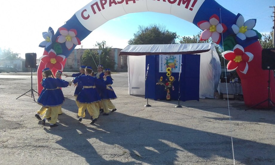 Украшение сцены на улице