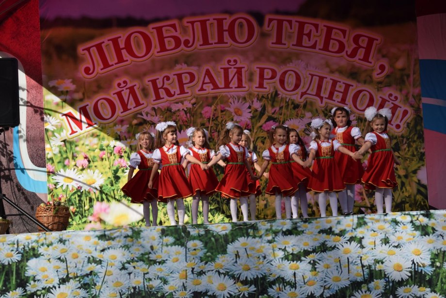 Украшение сцены к 12 июня