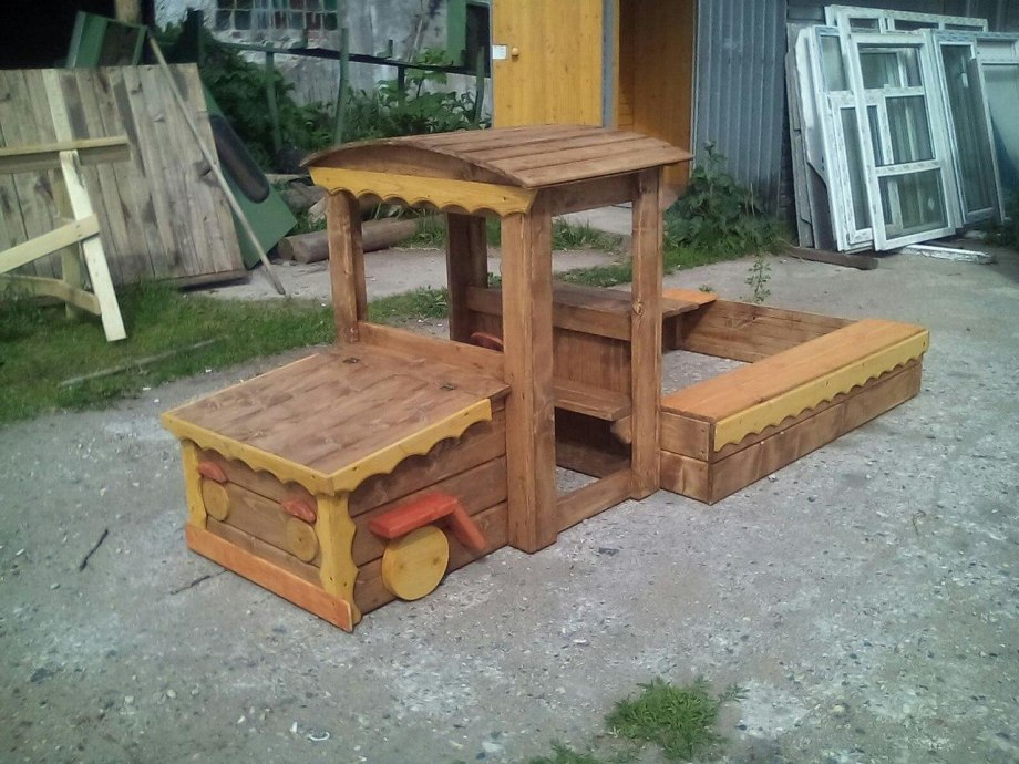 Машина из шин для детской площадки