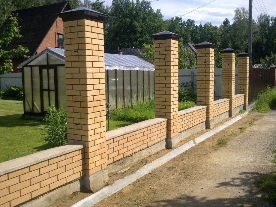 Забор с кирпичными столбами