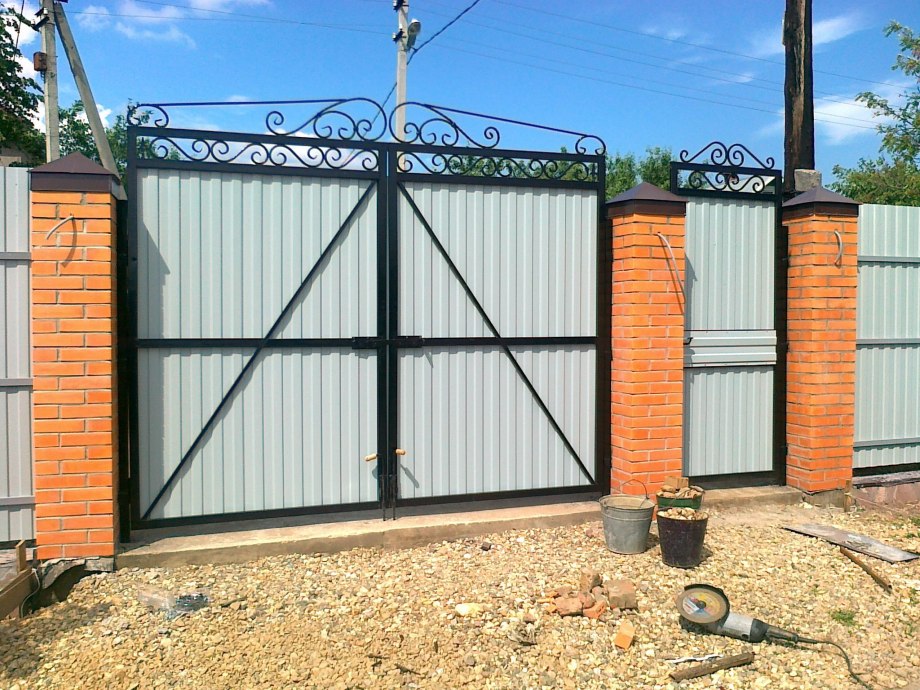 Ворота распашные из металлопрофиля