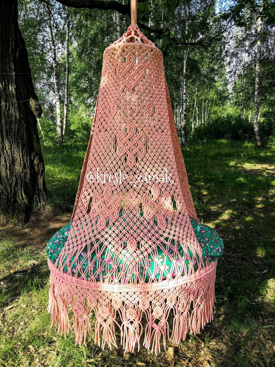 Подвесная вязаная качель