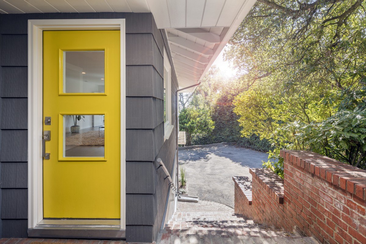 Желтая дверь. Дом серый с желтым. Серая дверь с желтым. Желтая дверь современная. Желто серый дом
