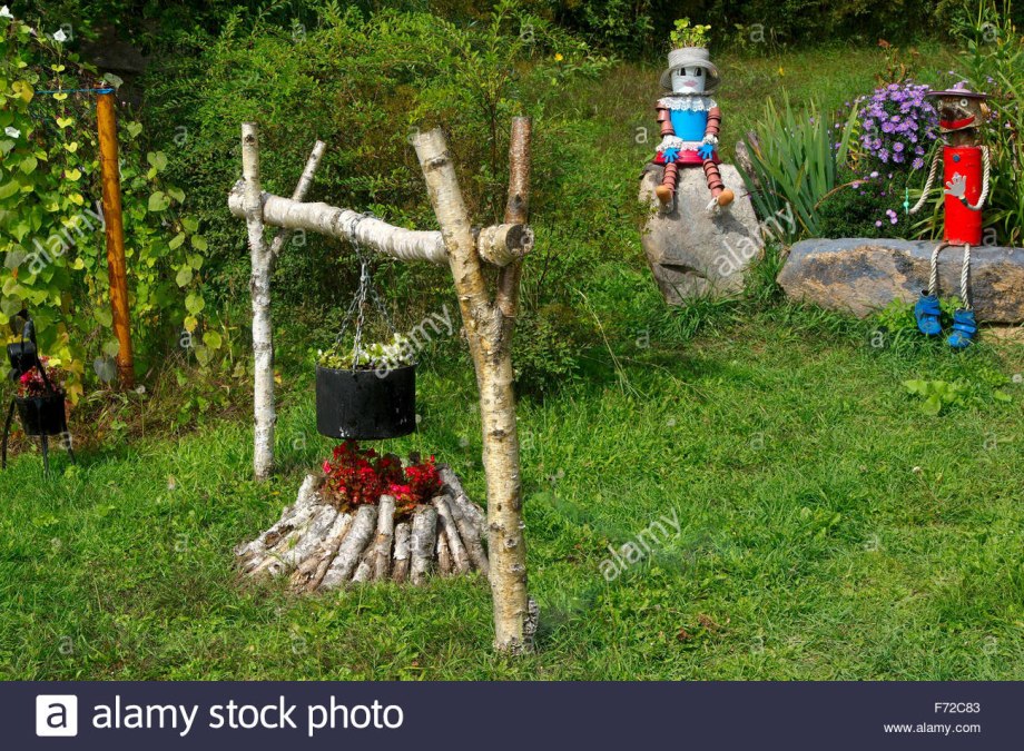 Костер из цветов в саду