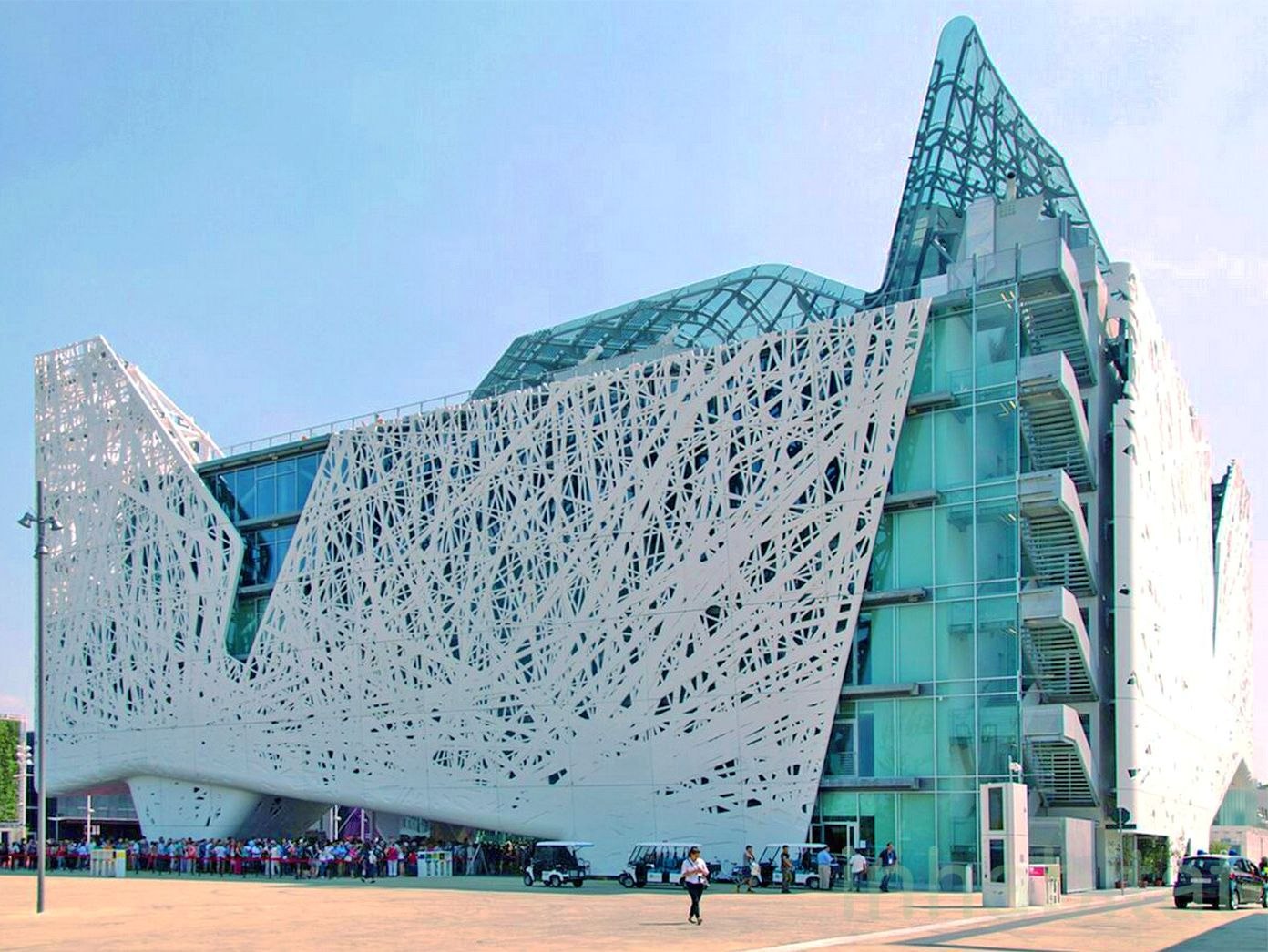 Изолированные здания. Нео футуризм в архитектуре. Слик тек в архитектуре. Научно-исследовательский центр биоархитектура Тайвань архитектура. Геоника в архитектуре.