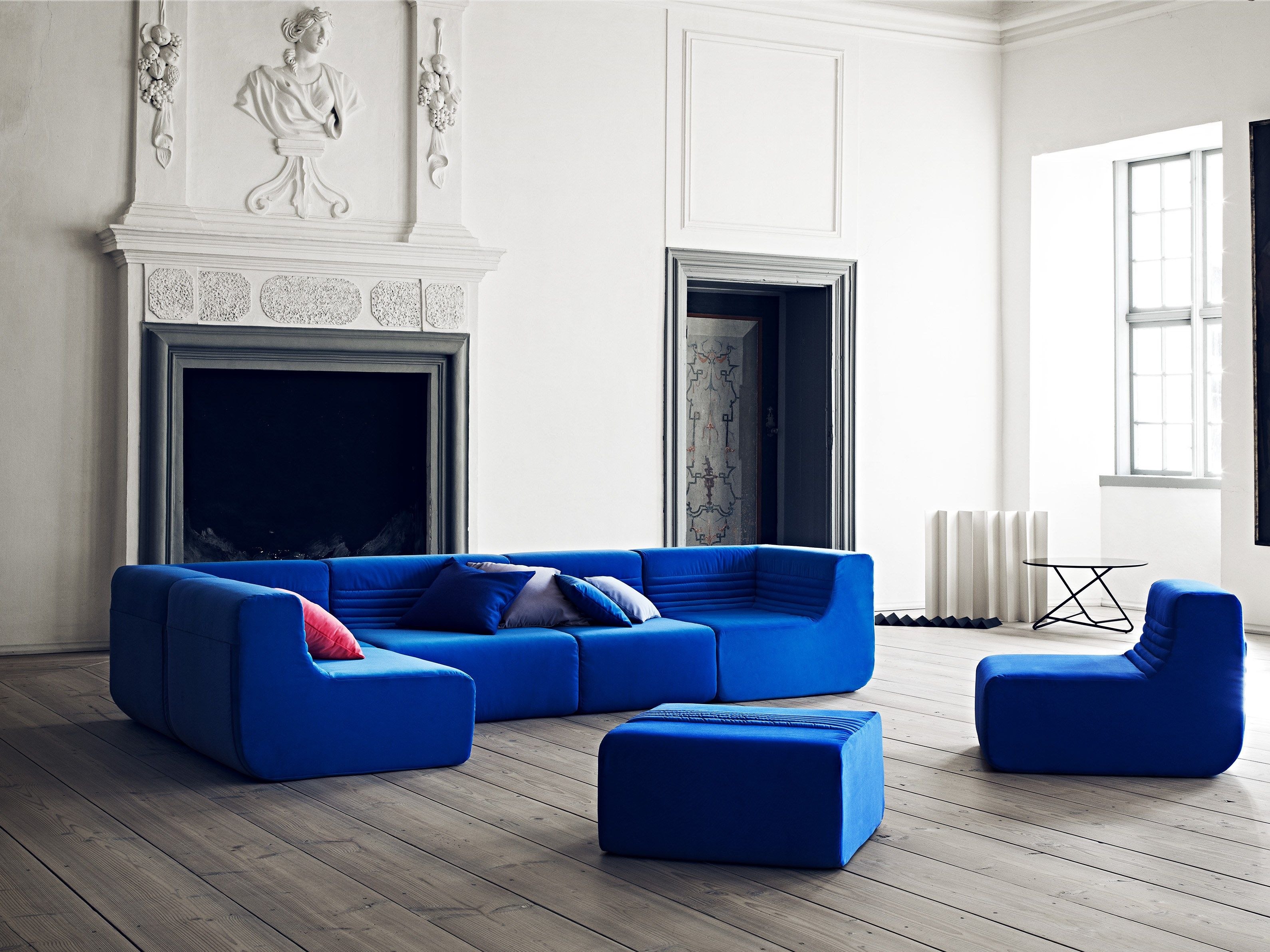 Дизайнерские диваны москва. Диван Softline Sofa. Необычные диваны для гостиной. Синий диван. Синий диван в интерьере.