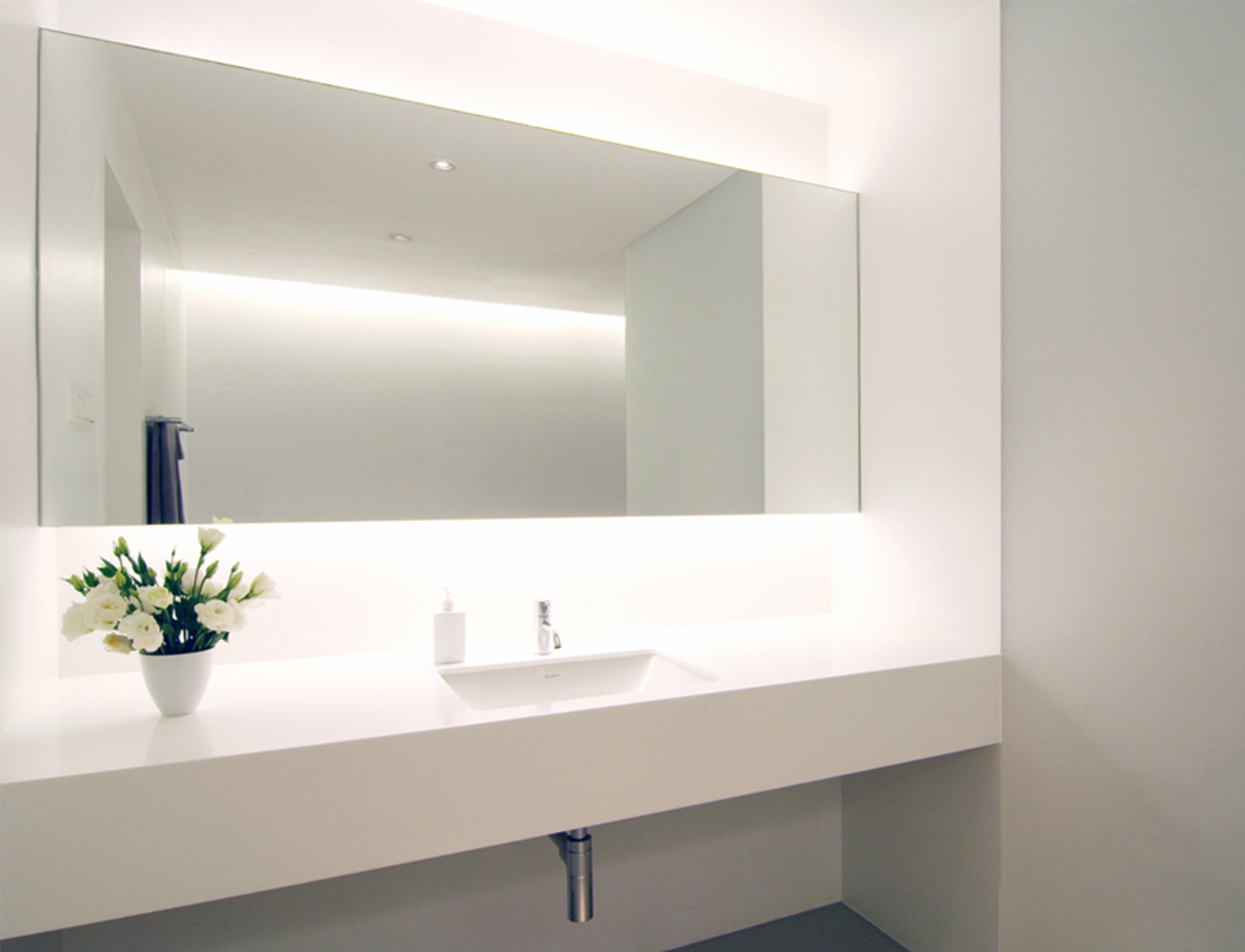 Вырез в ванной. Зеркало в ванную. Зеркало горизонтальное в ванную. Зеркало в ванную прямоугольное. Зеркало с подсветкой.