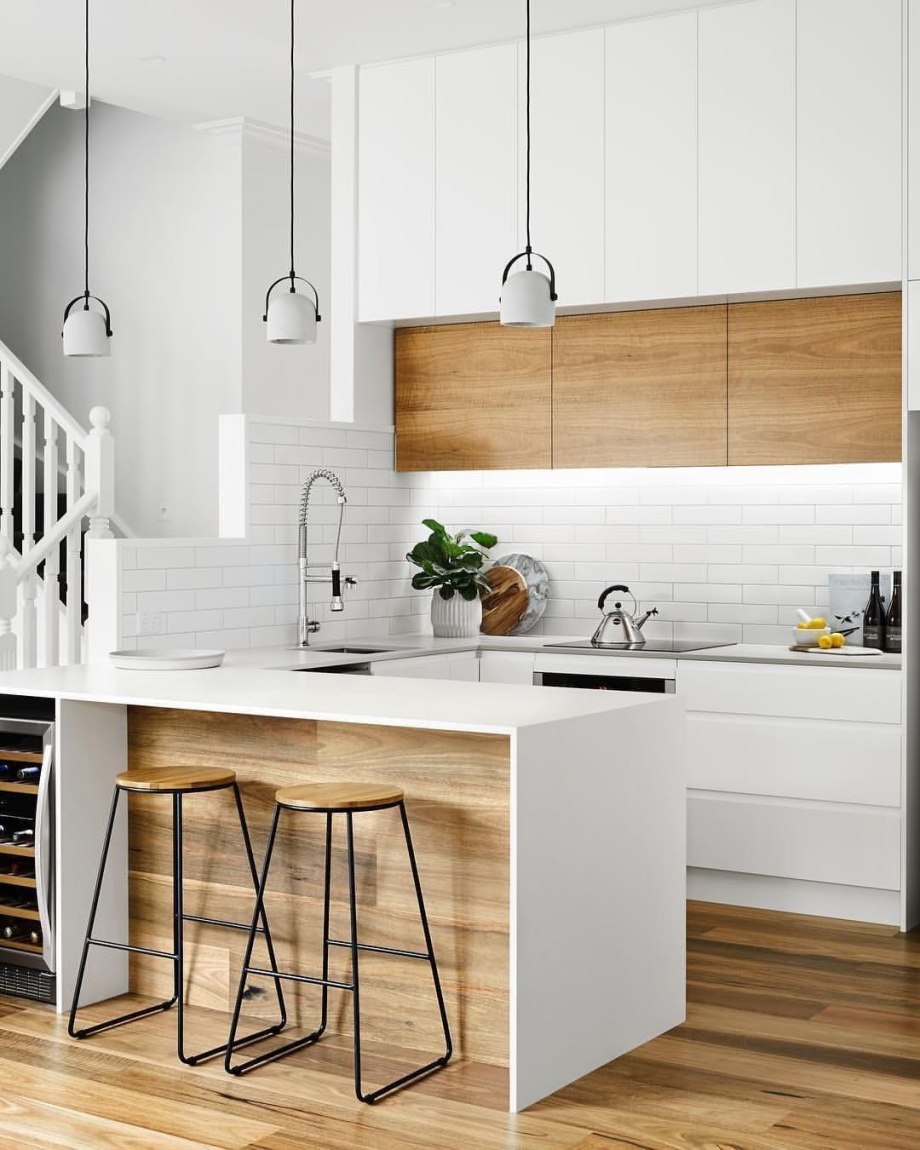 Белая кухня ikea с деревянной столешницей