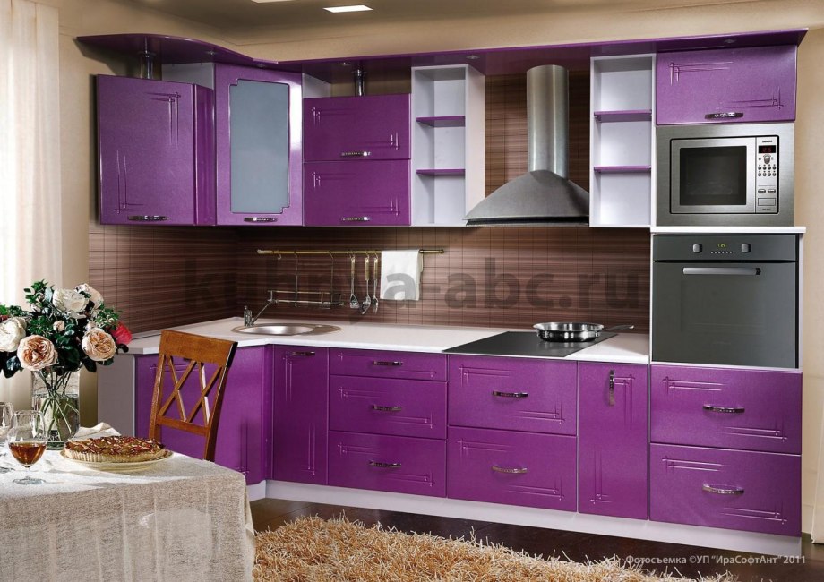 Фиолетовые стены в интерьере кухни