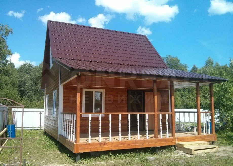 Маленький дачный домик с верандой