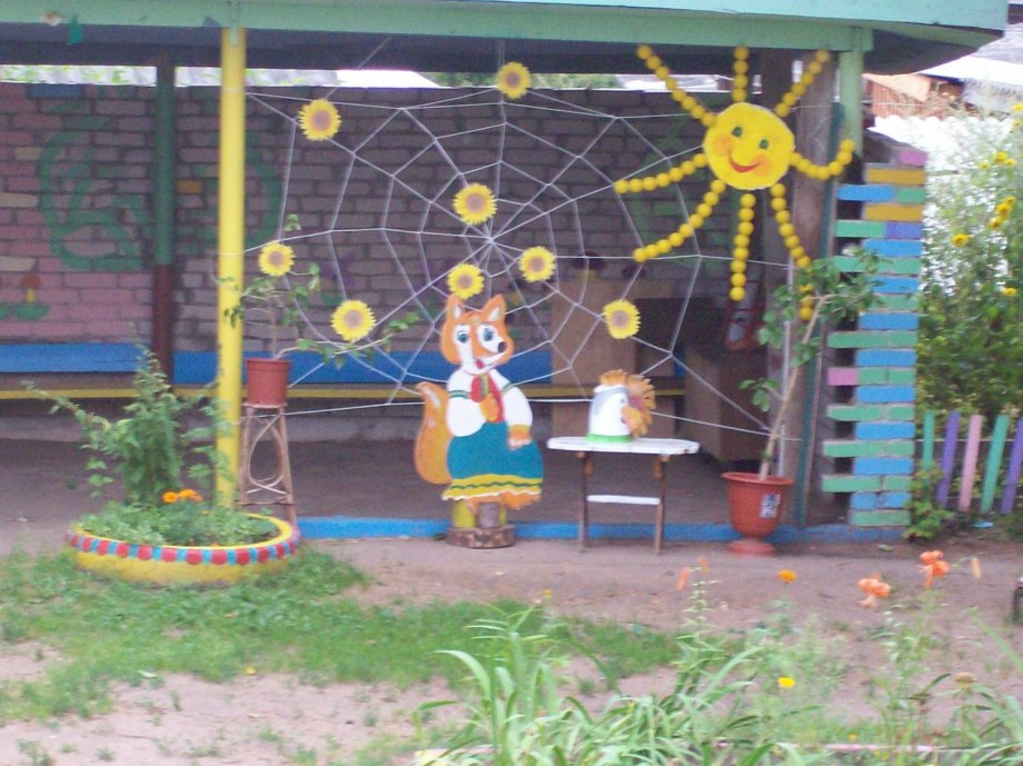 Декор из стеклянных бутылок для сада