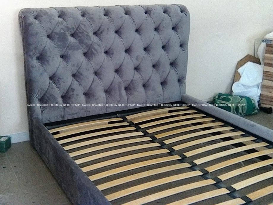 Кровать с каретной стяжкой из ткани