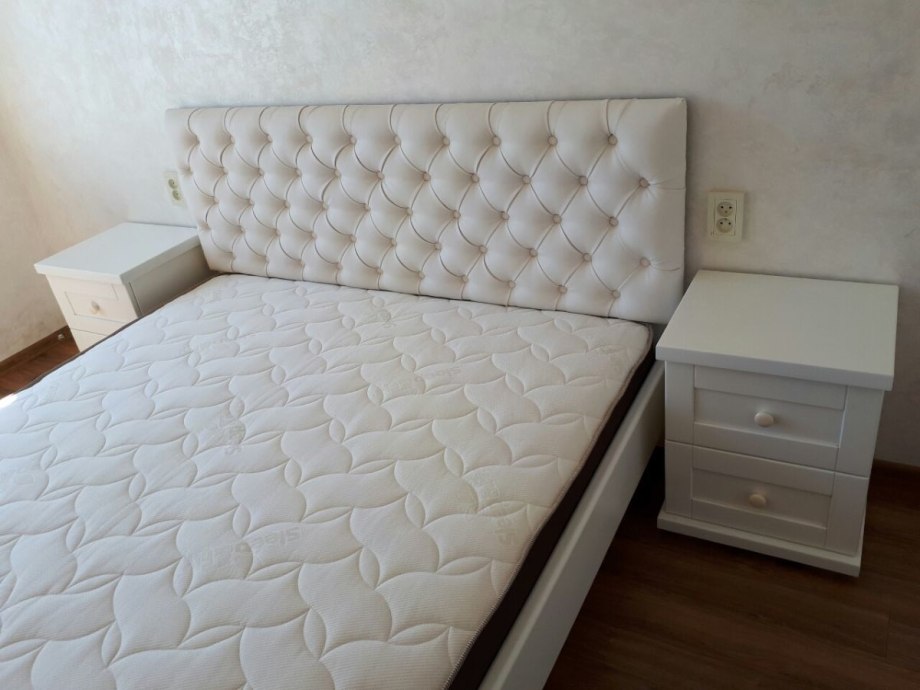 Белая кровать с каретной стяжкой