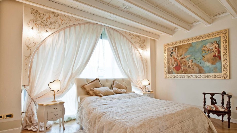 Affresco в интерьере классической спальни