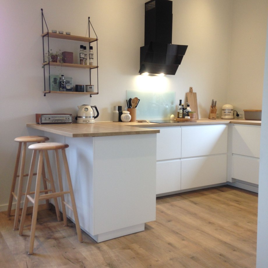 Бежевая кухня в интерьере ikea