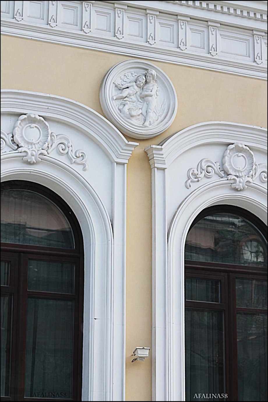 Лепнина на окнах фасада