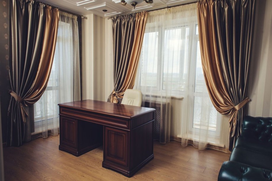Серые атласные шторы