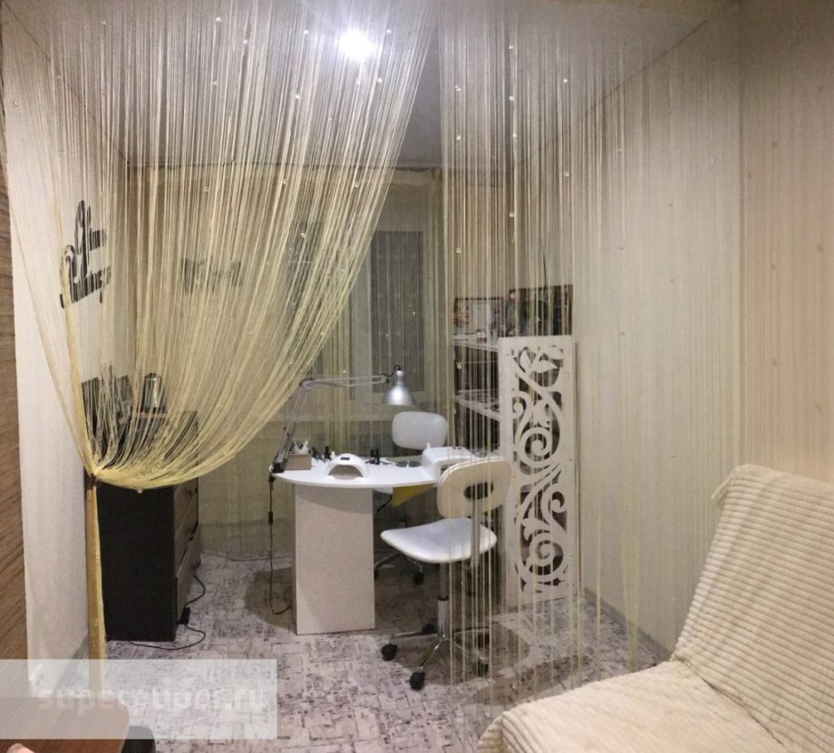 Зонирование нитяными шторами