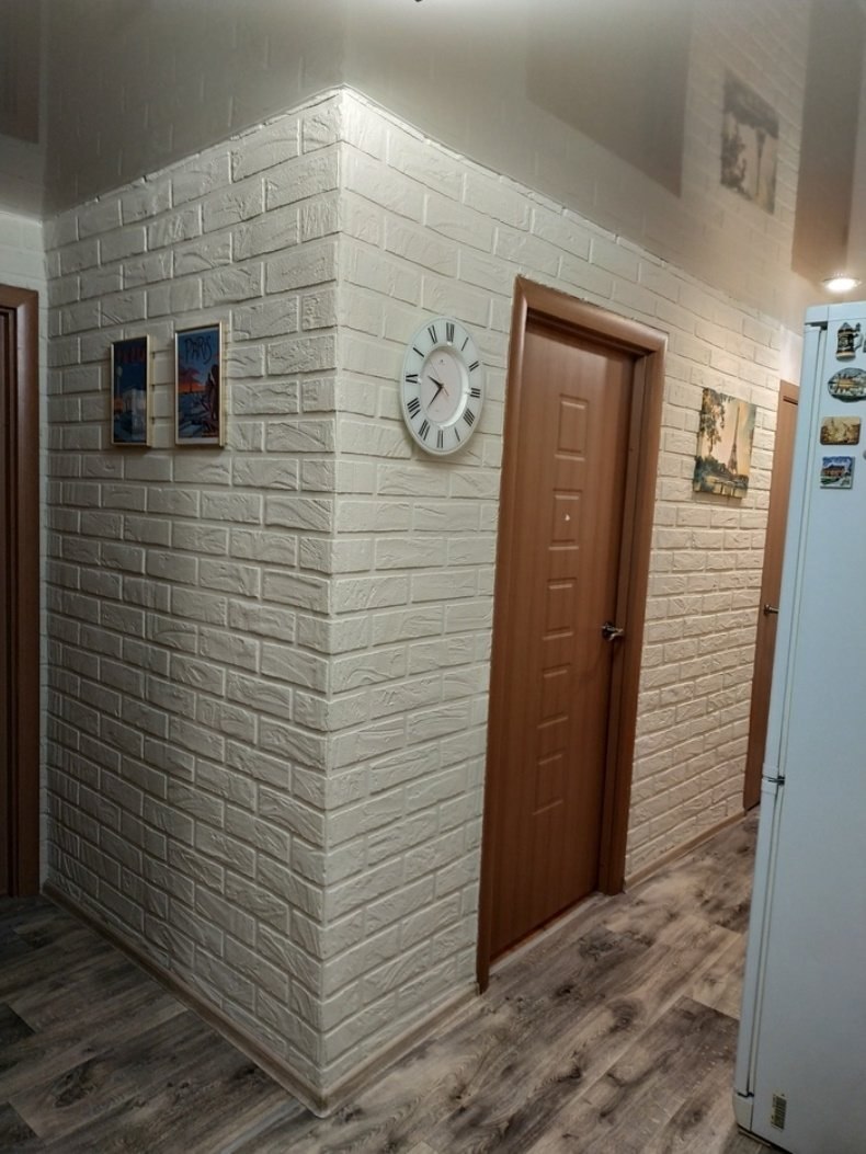 Декоративный кирпич в коридоре