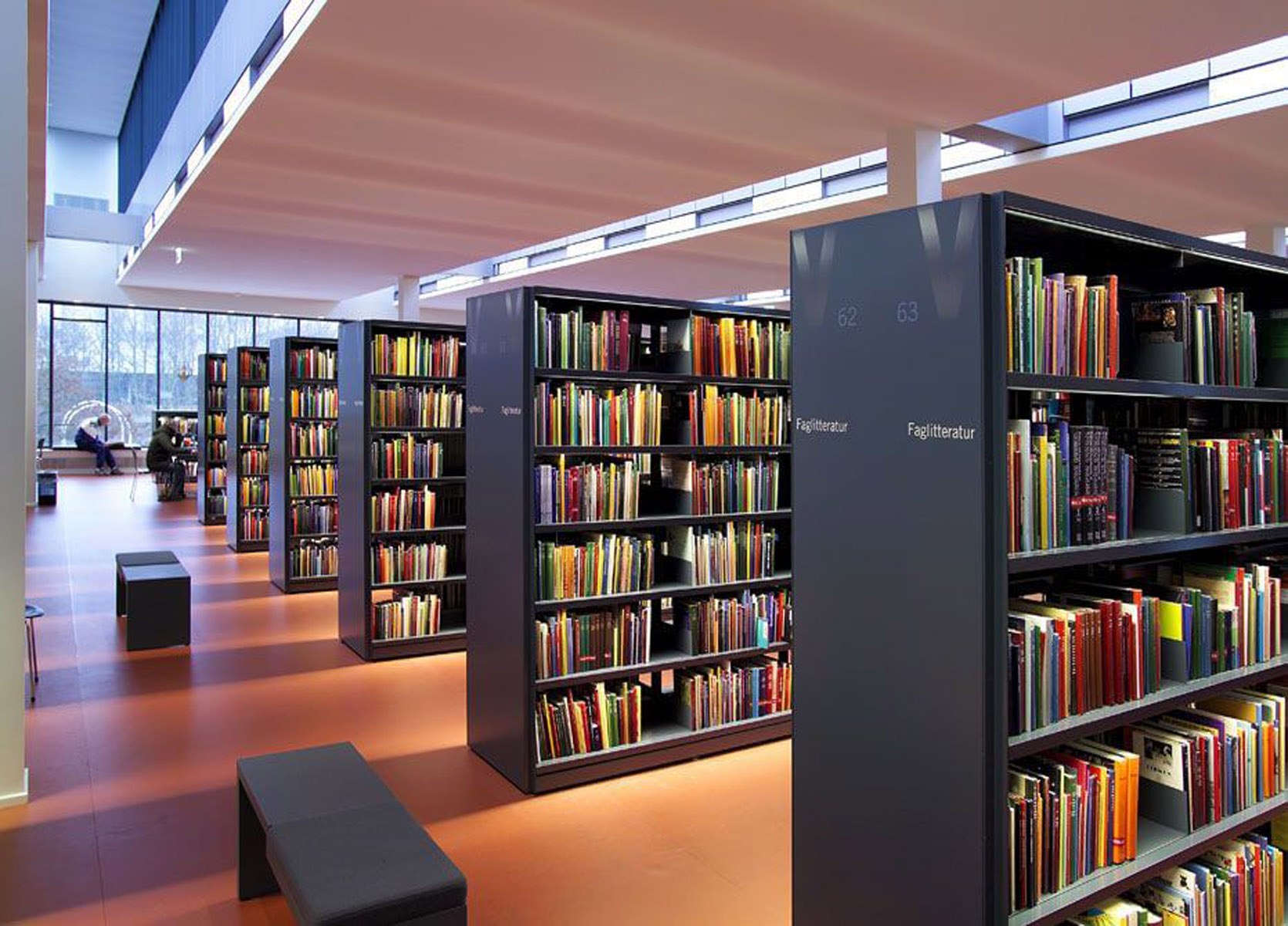 Compiled library. Современная библиотека. Интерьер библиотеки. Интерьер общественной библиотеки. Дизайн современной библиотеки.