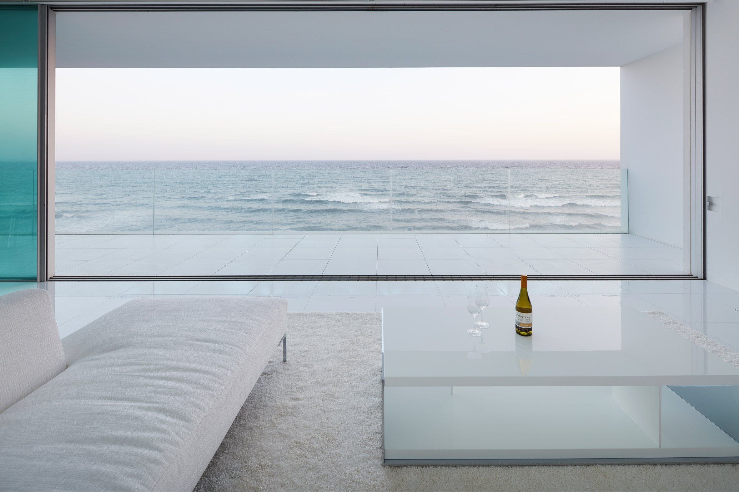 Окна минимализм. Панорамные окна с видом на море. Панорамные окна с видом на океан. Спальня с видом на океан. Вид из панорамного окна на море.