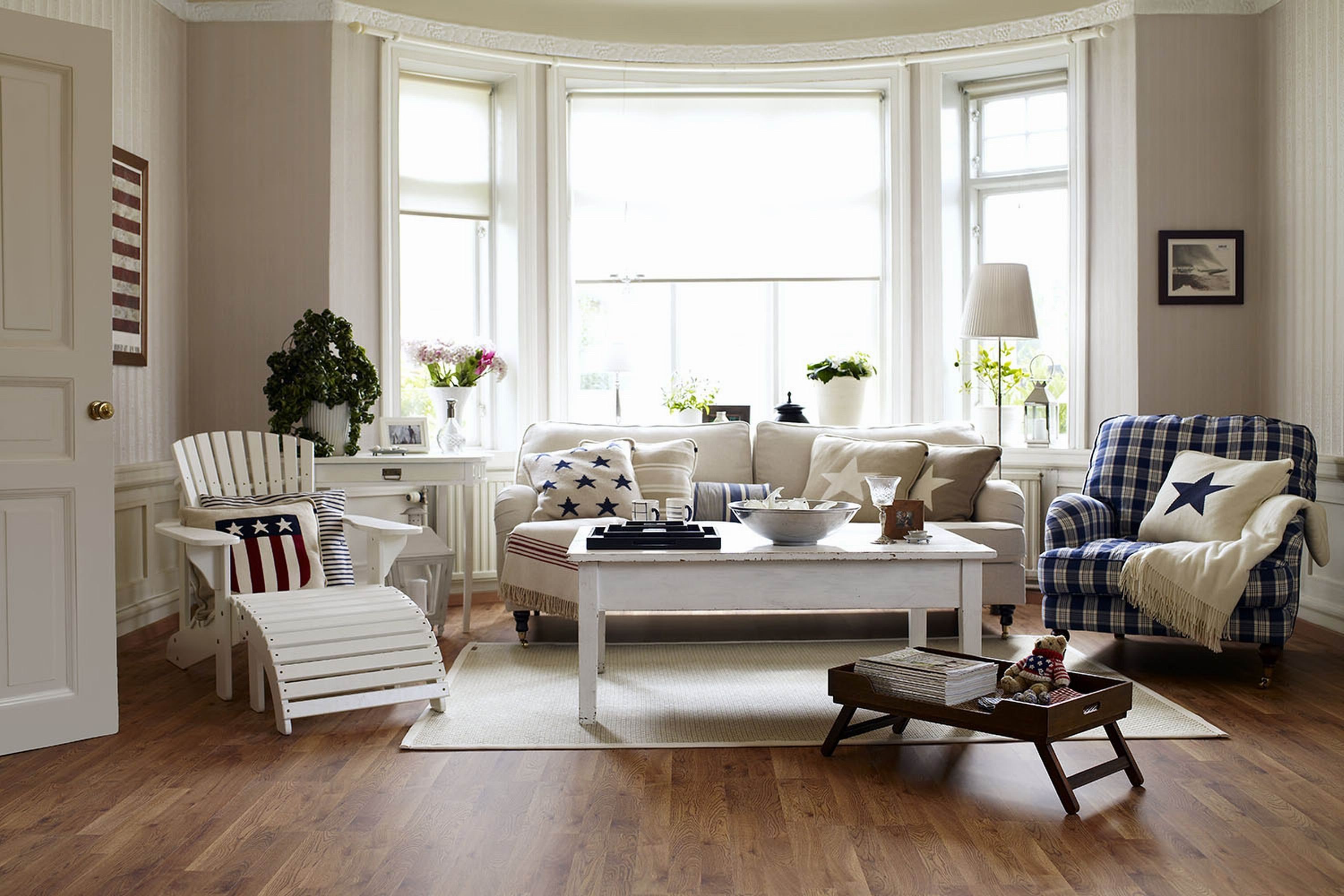 There are chairs in the living room. Американский стиль в интерьере. Цвет пола в интерьере. Светлые стены в интерьере. Мебель в стиле американская классика.