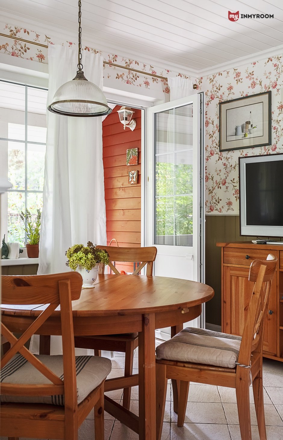 деревянная стена на кухне в скандинавском стиле