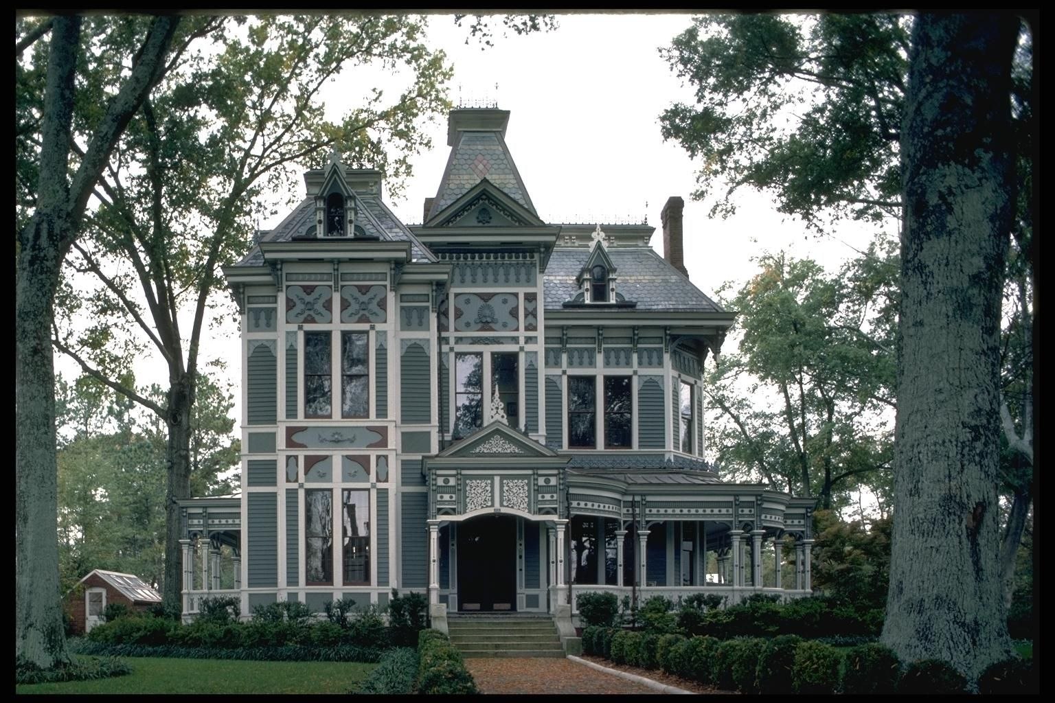 Amp house. Викторианская Готика особняки. Особняк Тюдор Готика архитектура. Victorian House Style Англия. Архитектура викторианской эпохи в Англии.